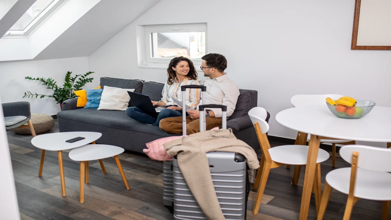 Pareja alquilando vivienda por días.