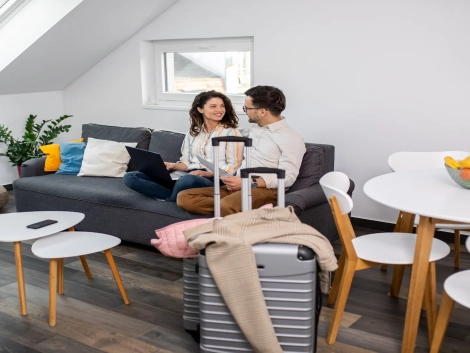 Pareja alquilando vivienda por días.