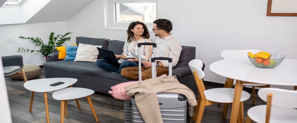 Pareja alquilando vivienda por días.