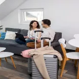 Pareja alquilando vivienda por días.
