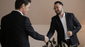 Hombres negociando venta cruzada