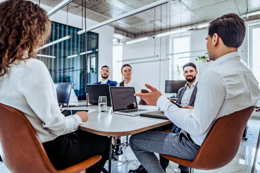 Empresas tecnológicas y relocation: cómo atraer talento remoto a Madrid con un buen alojamiento