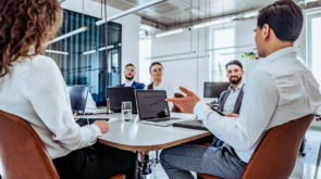 Empresas tecnológicas y relocation: cómo atraer talento remoto a Madrid con un buen alojamiento