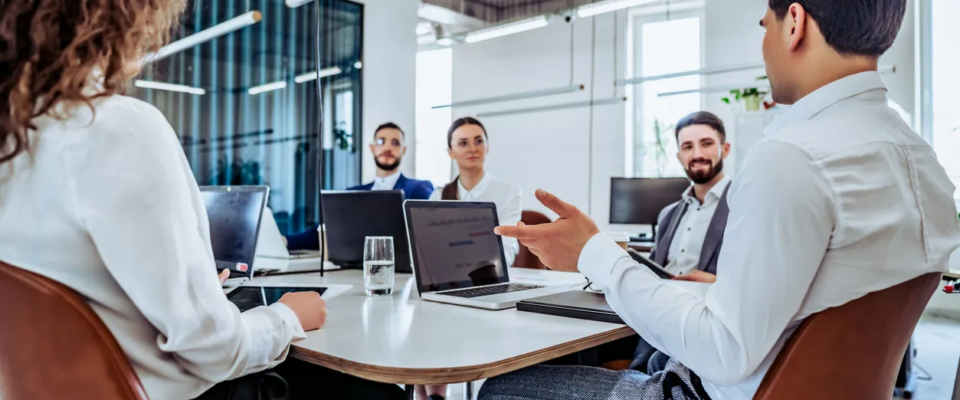 Empresas tecnológicas y relocation: cómo atraer talento remoto a Madrid con un buen alojamiento