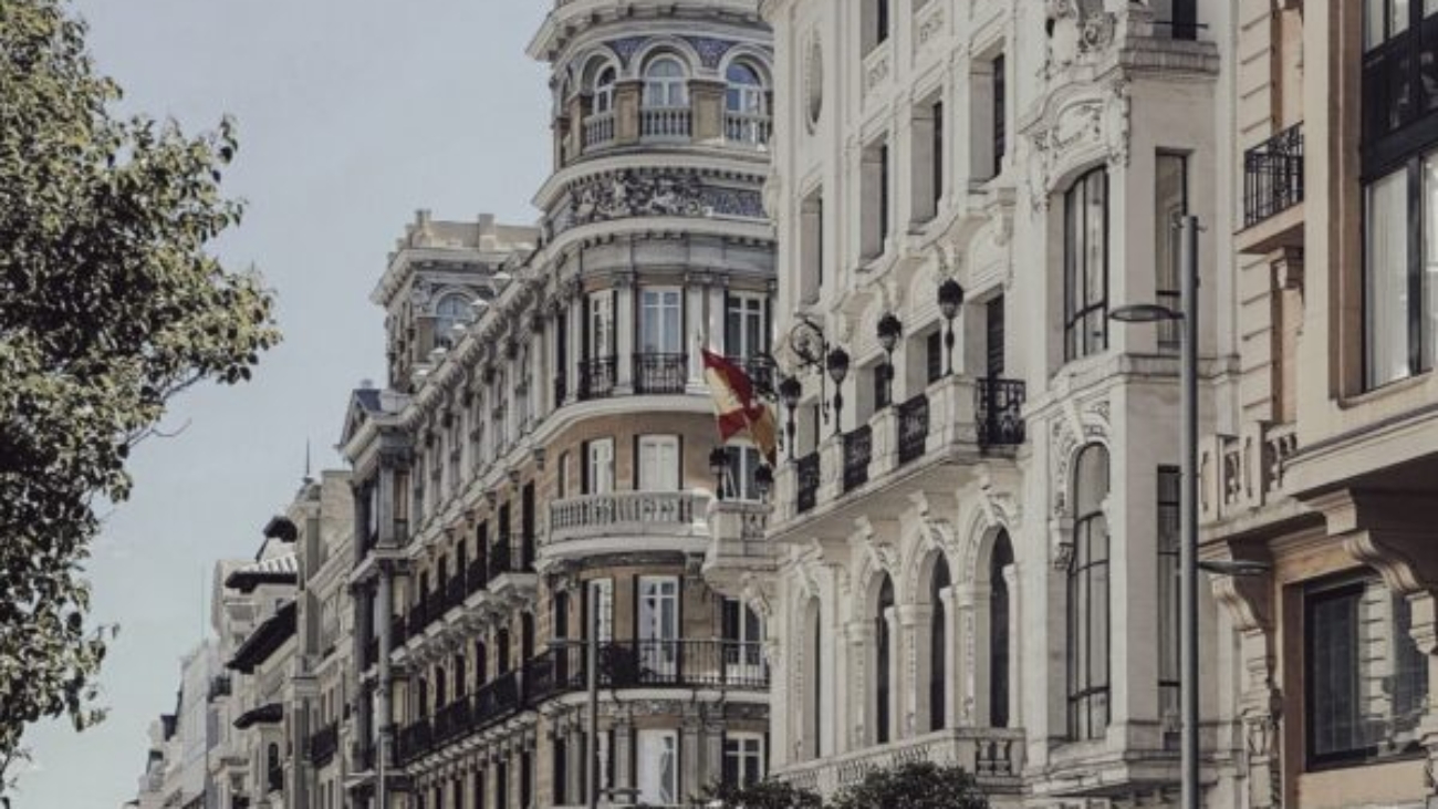 Travel manager revisando las diferencias legales entre alquiler por meses y contrato de larga duración según la LAU