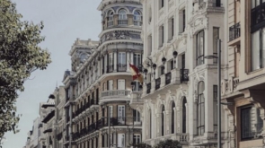 Travel manager revisando las diferencias legales entre alquiler por meses y contrato de larga duración según la LAU