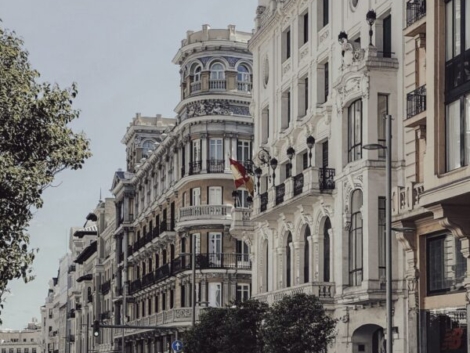 Travel manager revisando las diferencias legales entre alquiler por meses y contrato de larga duración según la LAU