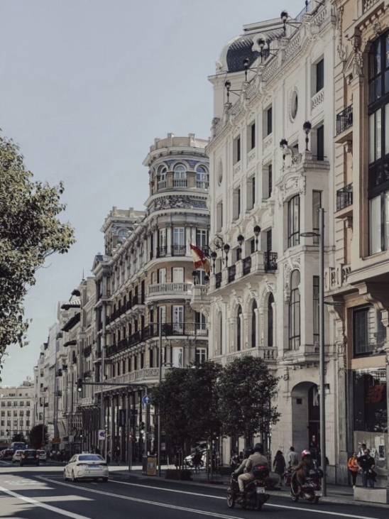 Travel manager revisando las diferencias legales entre alquiler por meses y contrato de larga duración según la LAU